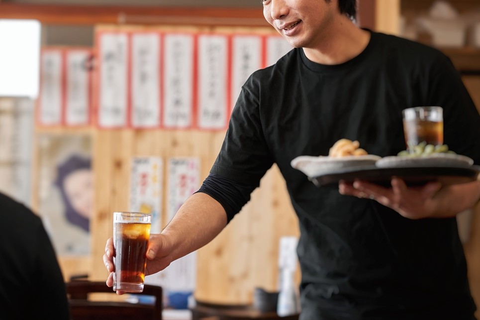 チェーン居酒屋で働くイメージ画像