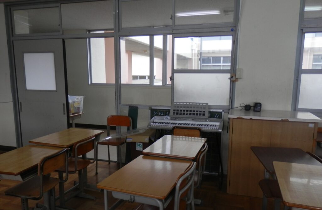 小学校の教室のイメージ画像