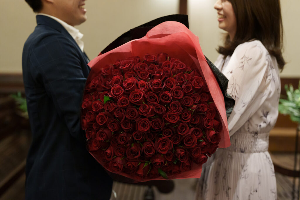 プロポーズ時に花束を贈った画像