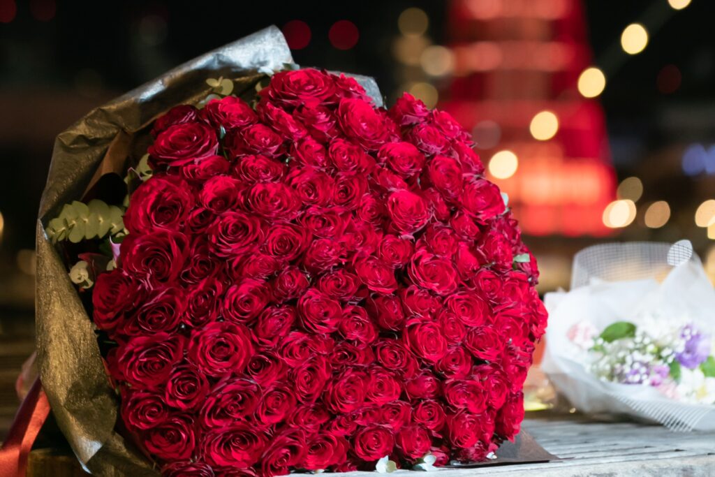 プロポーズプランナーによる華やかなバラの花束