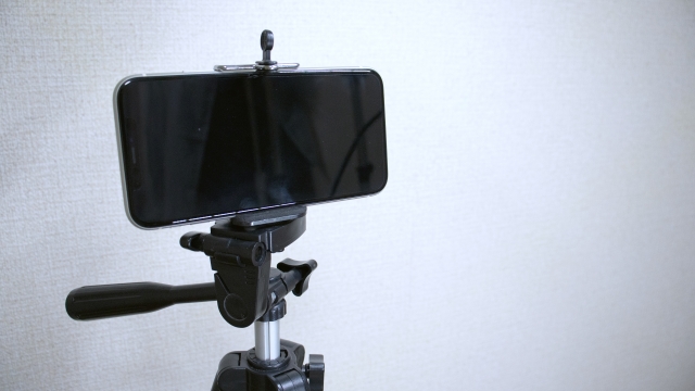 スマホスタンドにつけたスマートフォン
