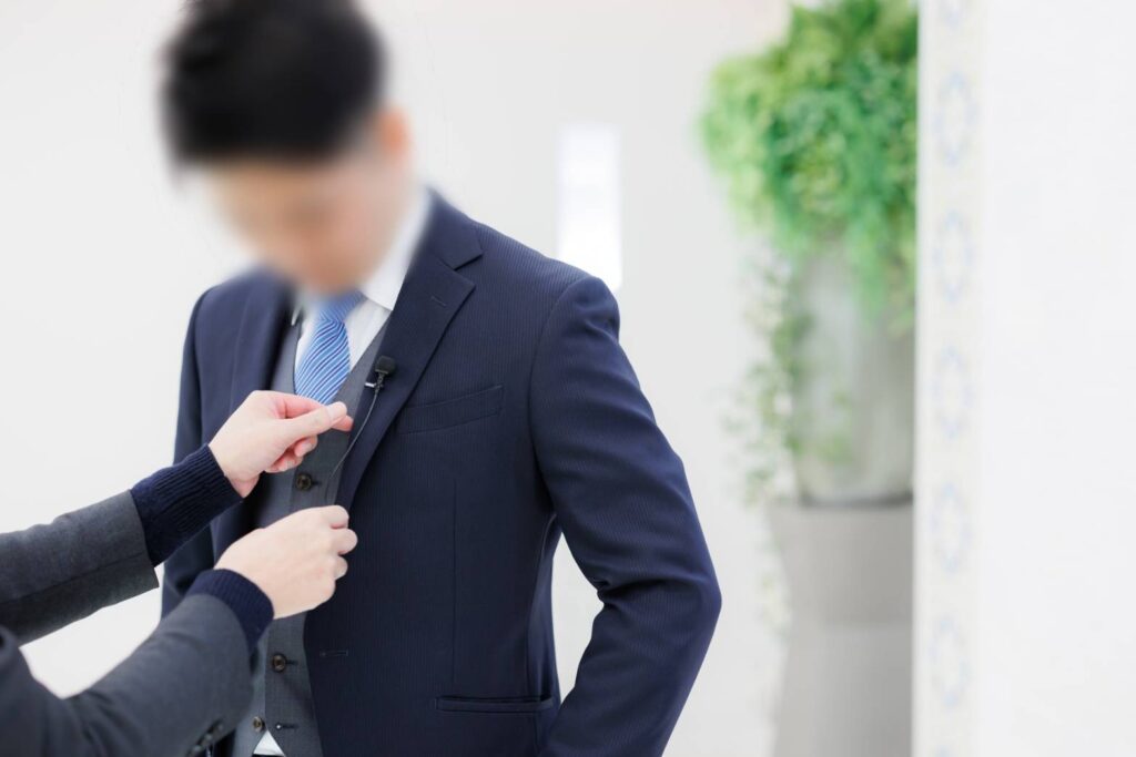 エッジフォワードのプロポーズプロデュースにおいて、男性の胸元にマイクをセットしている様子