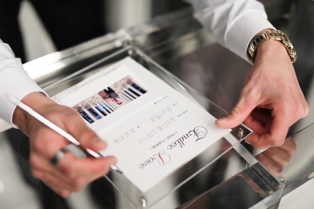 エッジフォワードのプロポーズプロデュースにおいて、用意されたプロポーズ証明書を記入している男性の様子