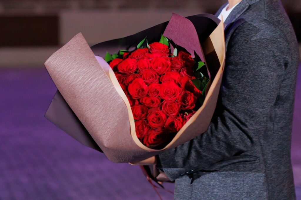 プロポーズプランナーのプロデュースによる花束のサプライズの様子