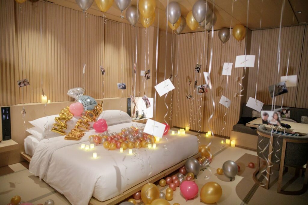 プロポーズプランナーのプロデュースによる部屋装飾サプライズの様子