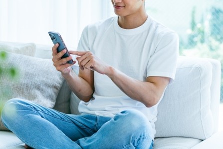 プロポーズプランナーとLINEで打ち合わせをしている人