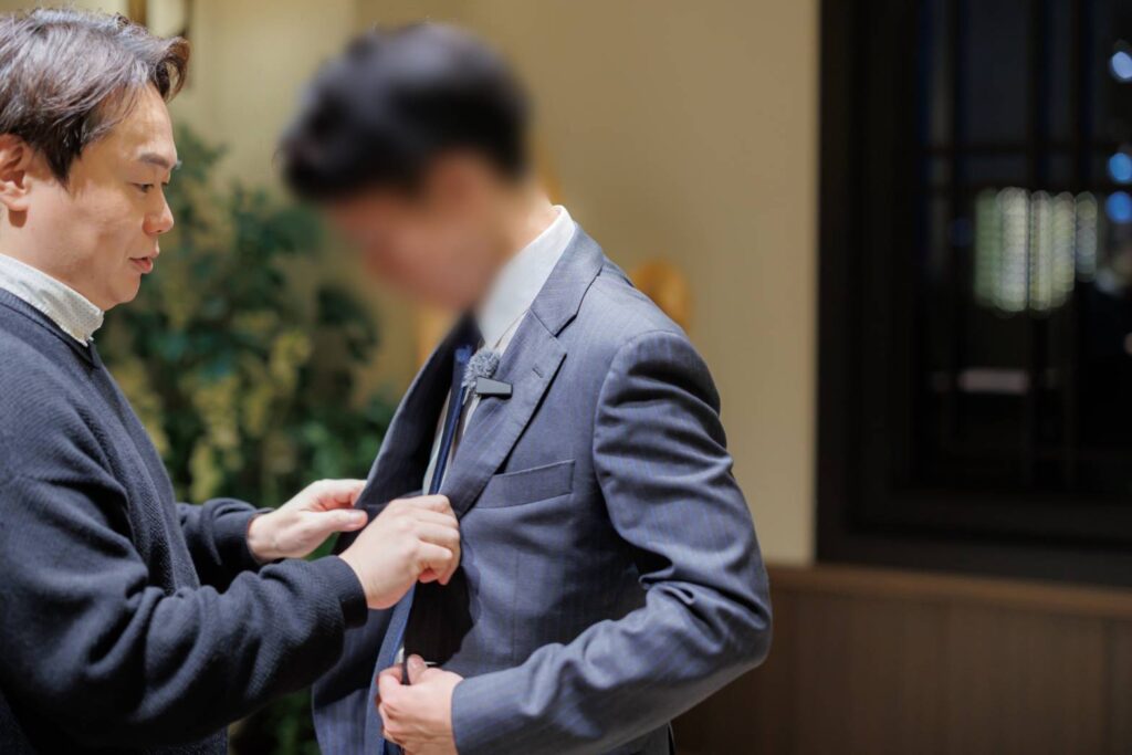 プロポーズプランナーがプロポーズをサポートしている様子