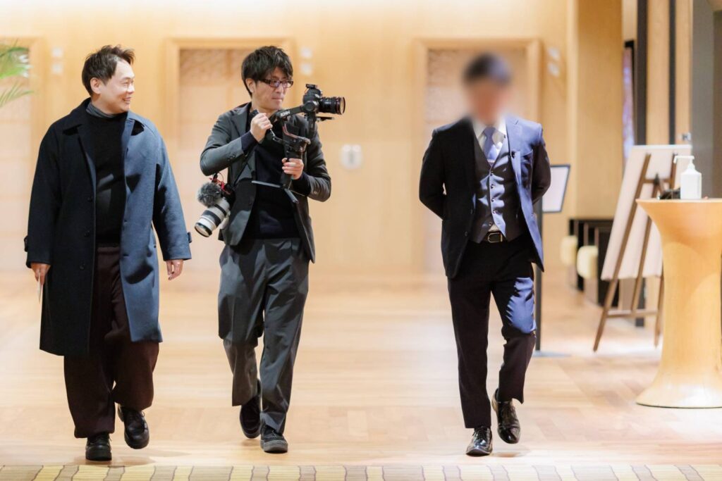 プロポーズプランナーがプロポーズをサポートしている様子