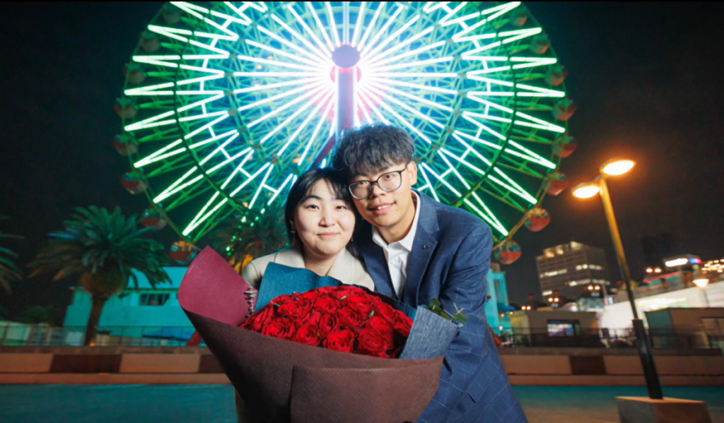 プロポーズの記念撮影を行う中国人カップル