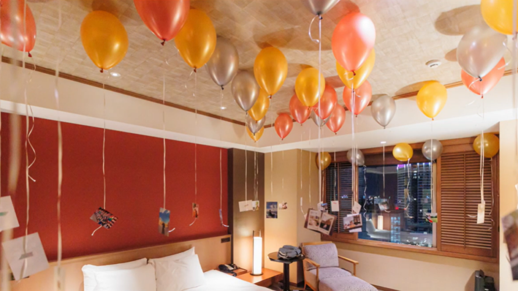 風船と写真で飾られたホテルの部屋