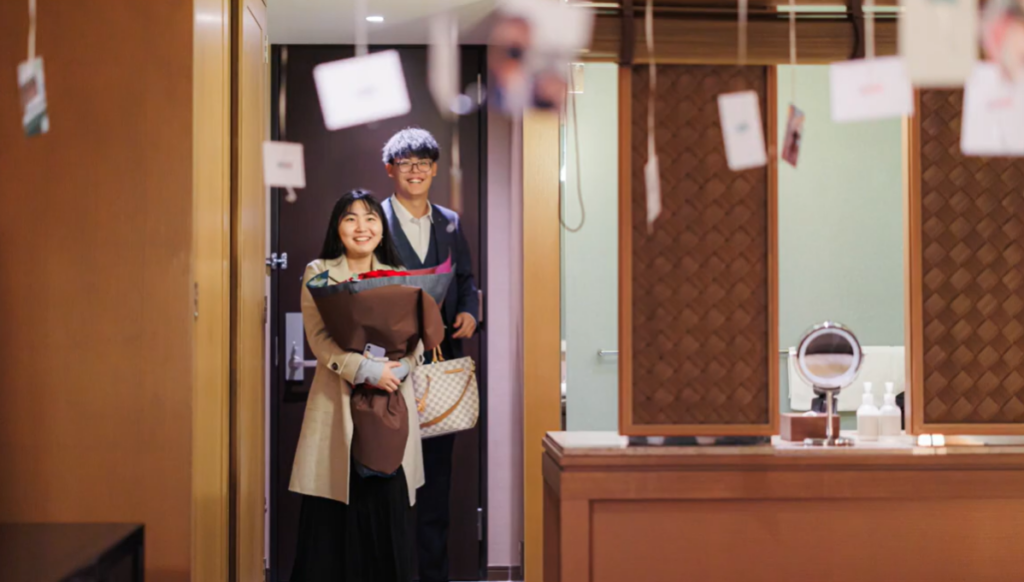 ホテルの部屋装飾を見て驚く彼女