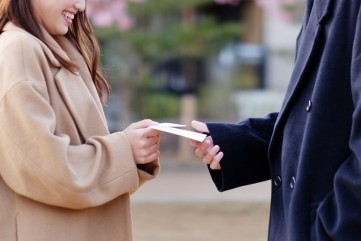 プロポーズの手紙を渡している男性