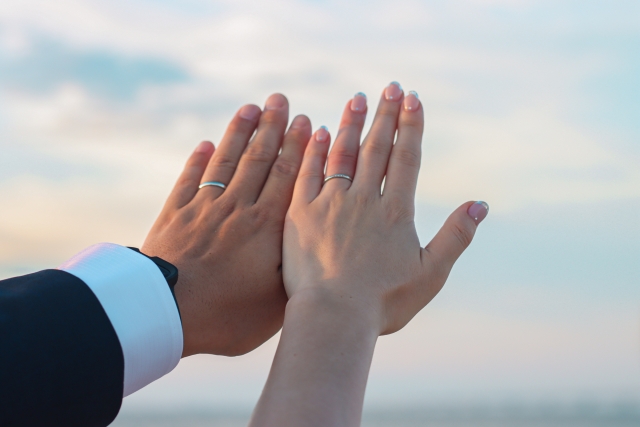 指輪をしたカップル